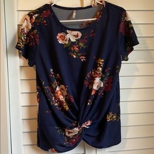 😍Adorable knotted top 😍